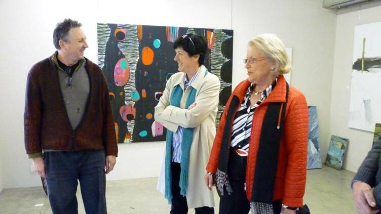 Artstream members Helen Watson (right) from Albury and Jenny Thompson from Illabo artist Ewan Macleod from Sydney. Photo: supplied