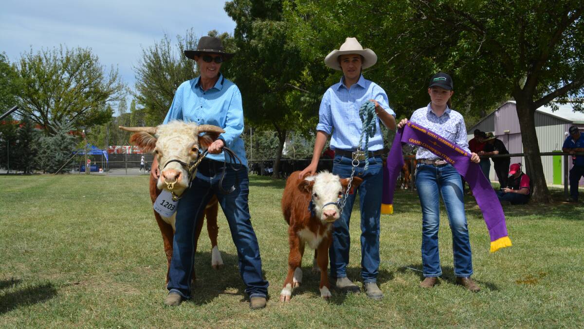Sue Parish, Cowra, with Kobey Quigg, Orange, and the grand champion female Palisade Donna, sashed by Rosie Sutherland, Beechworth, Vic. 
