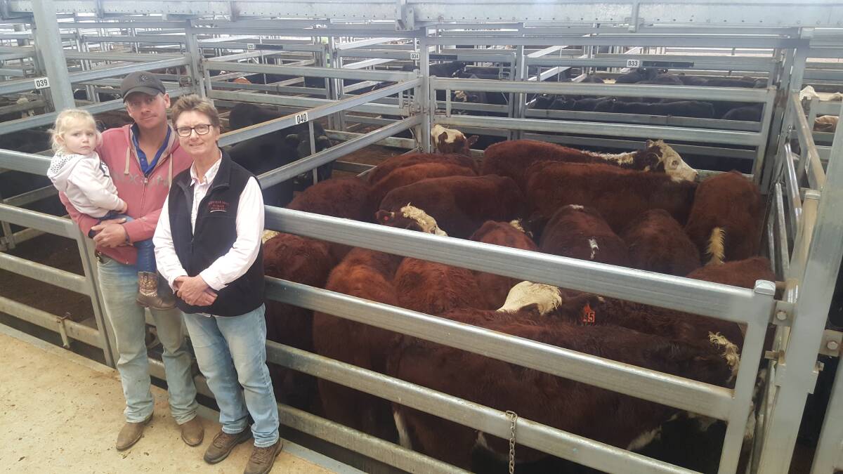 Jason, Chris and Ellody Hoy, "Sunnybrook", Walcha, paid $1150 for Hereford steers from John Hurley. Photo by Michelle Mawhinney