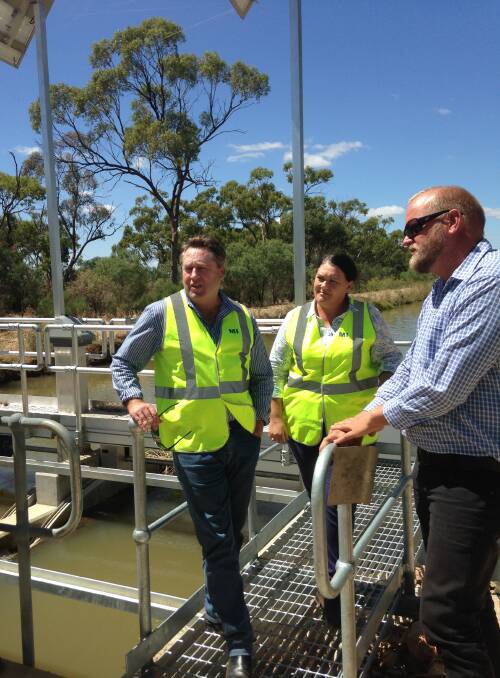 WA Liberal MP Rick Wilson (left) and NSW Labor MP Meryl Swanson talking with Murrumbidgee Irrigation Area Renewal Alliance manager Peter Scheiwe during this week’s tour of local facilities by the House of Representatives Standing Committee on Agriculture and Water Resources, as part of its inquiry into water use efficiency in Australian agriculture.