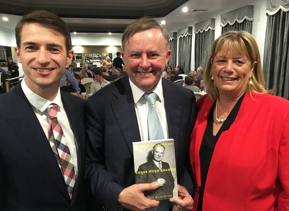 Labor Candidate for Riverina, Tim Kurylowicz (left), Shadow Infrastructure and Transport Minister Anthony Albanese and Labor Senate Candidate Viv Thomson in Wagga Wagga NSW last night.