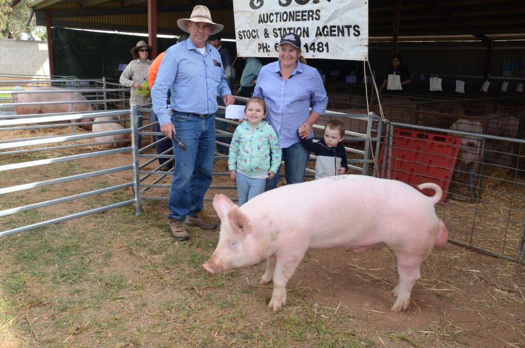 Scott Reid, VC Reid and Son, Forbes, with Emma Baxter and children, Bethany and Owen, "Riverdale", Forbes, with their top-priced $2600 boar, a Landrace from Pinedock stud, Casino.