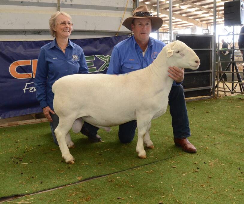 Vendor Susan Law and buyer of the top-priced ram, Andrew Mosely, Etiwanda stud, Cobar NSW.