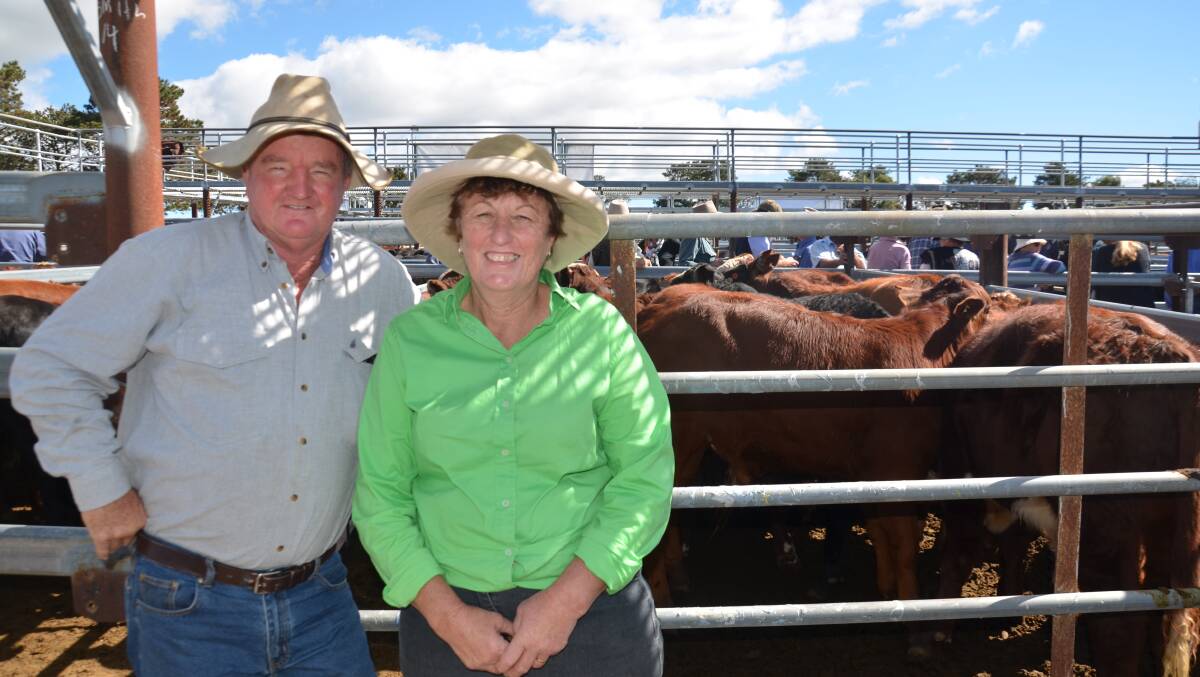 Gary and Jenny Smith, “Loloma”, Tenterfield sold Hereford-cross weaners which topped at $1010.
