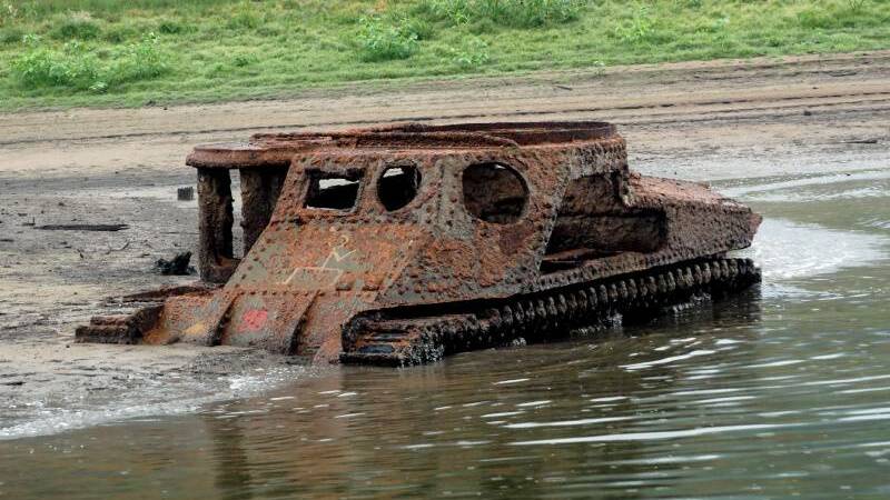 Dam water levels drop to reveal WWII tank