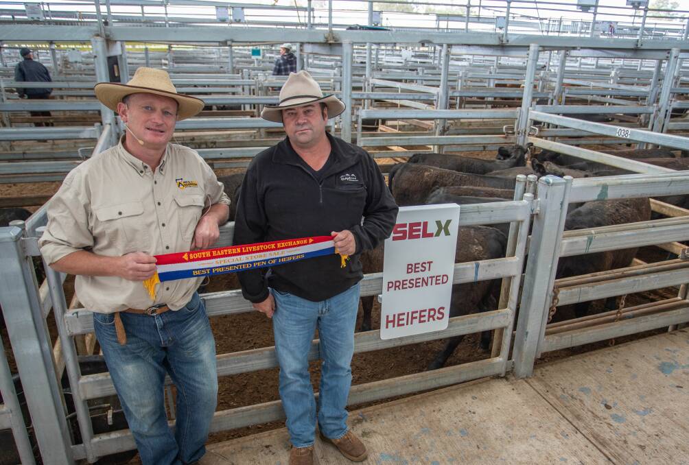 Greg Anderson, MD and JJ Anderson with Aaren Neale, Taralga who sold 32 Angus heifers for $1830. Heifers sold better than steers last week. Photo: SELX