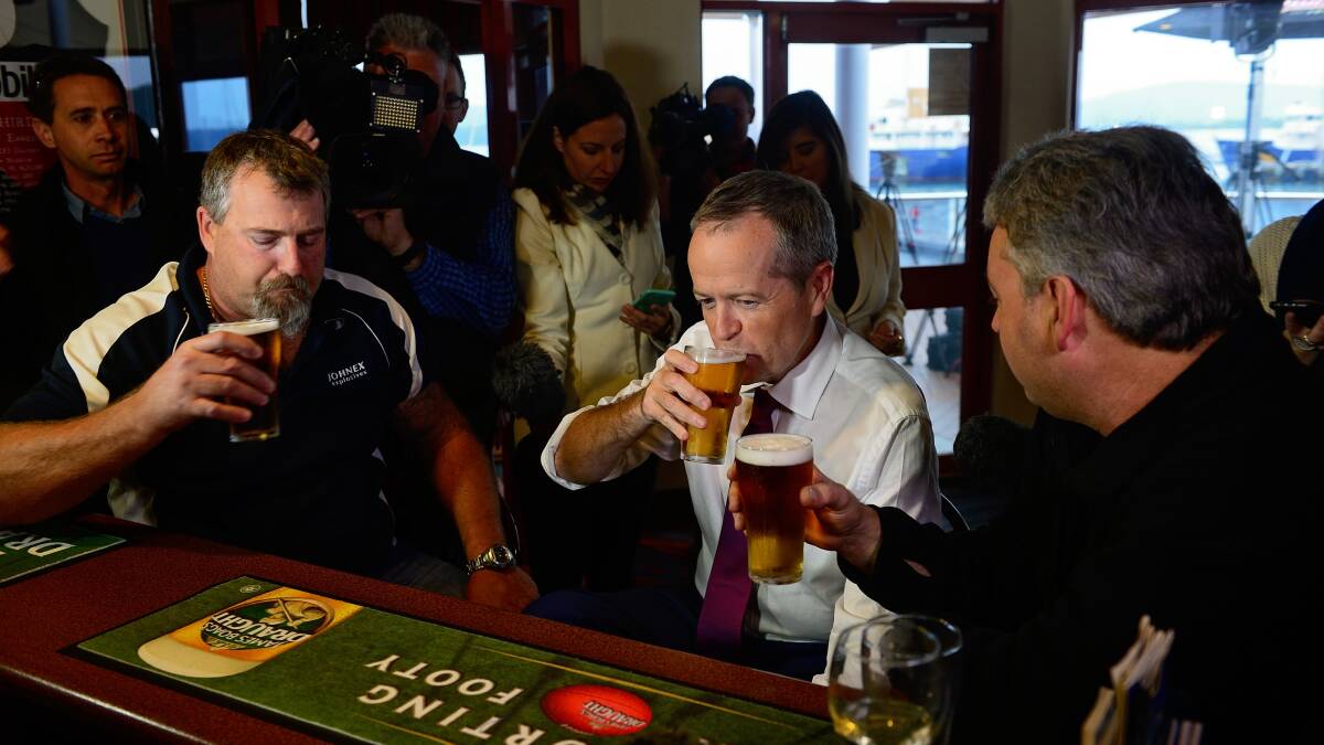 Mr Shorten,a slow drinker, sinks a beer with the Beaconsfield mine survivors