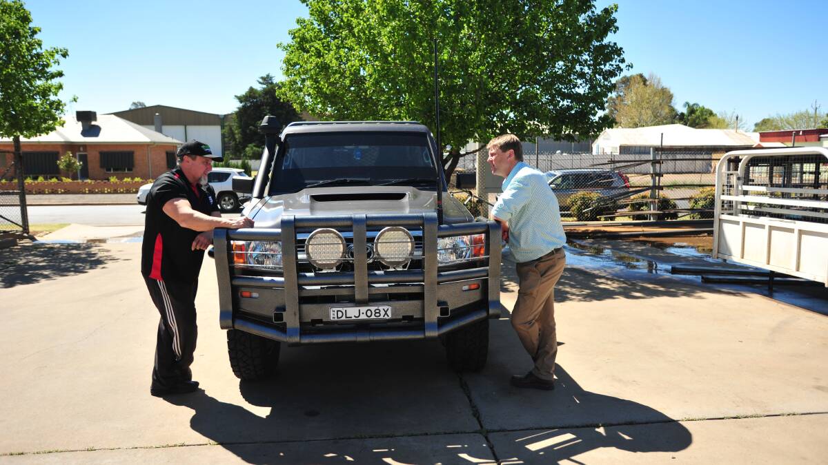 Kevin Foster of Almet Engineering in Griffith discusses bullbar issues with Nationals Murray candidate  Austin Evans, who is seeking changes to incoming bullbar regulations.
