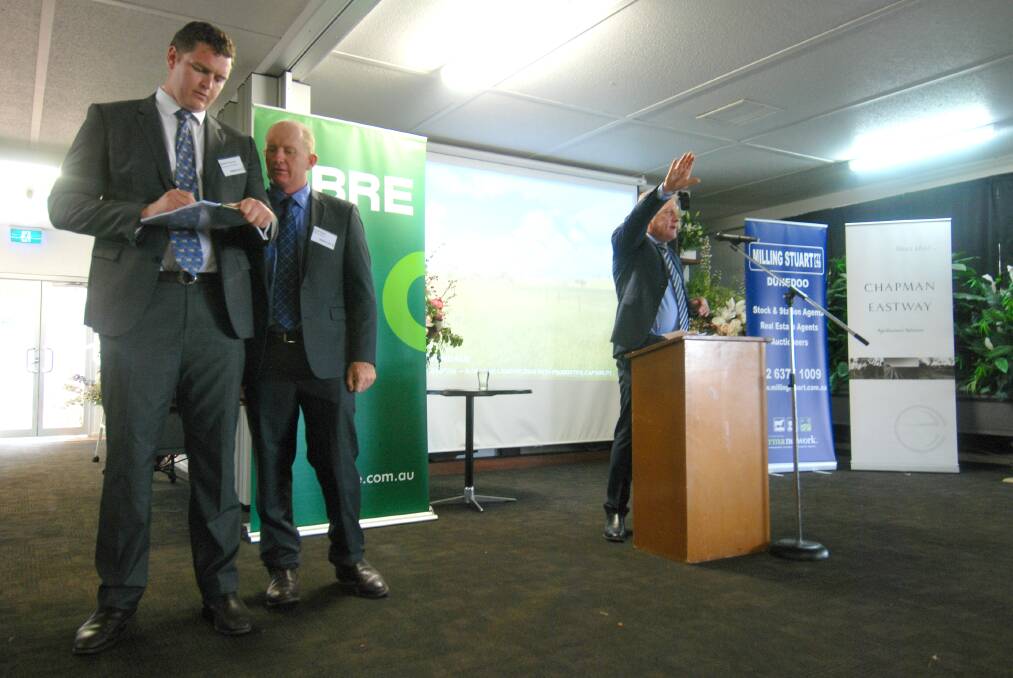Chapman Eastway advisor Gabriel Passmore notes the bids with Milling Stuart agent Angus Stuart while CBRE agribusiness director Colin Medway directs the action.