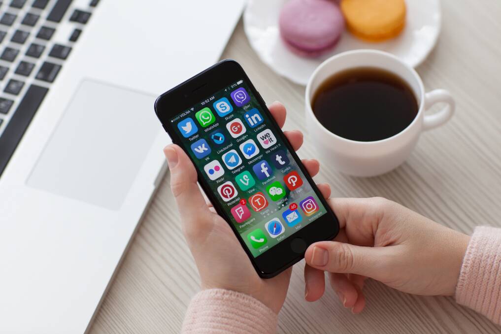 MAKE CONNECTIONS: My Open Kitchen ecourses help you find your "people" on social media. Photo: Prykhodov, istock 