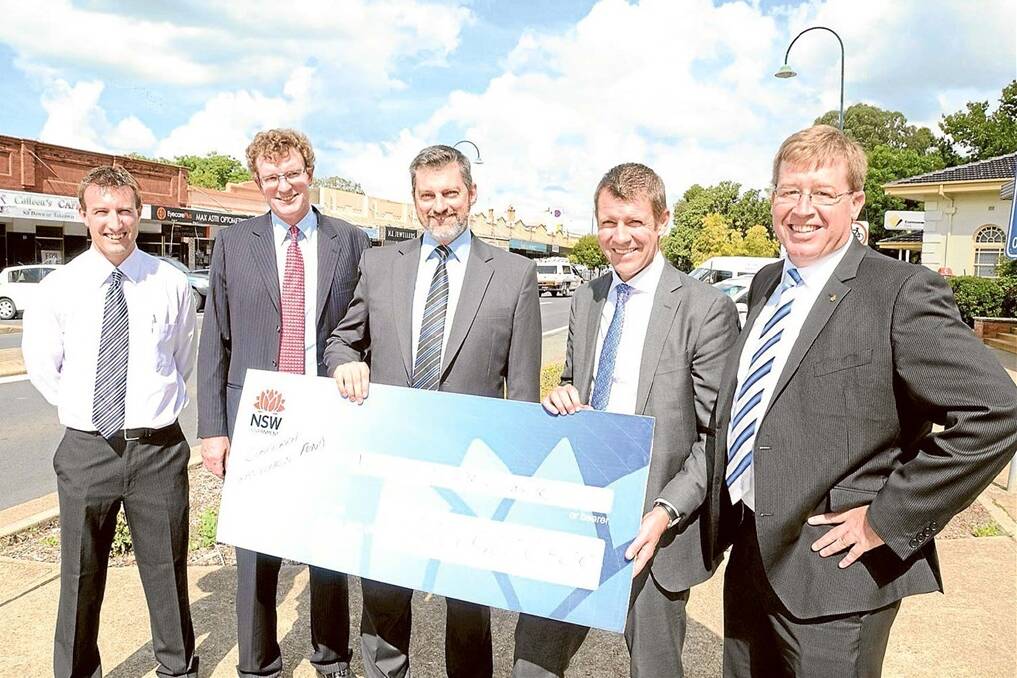 Wellington council received its $1 million cheque from the Cobbora Transition Fund. Pictured is deputy-mayor David Grant; Member for Orange, Andrew Gee; Wellington mayor Rod Buhr; NSW Treasurer Mike Baird and Member for Dubbo, Troy Grant.
