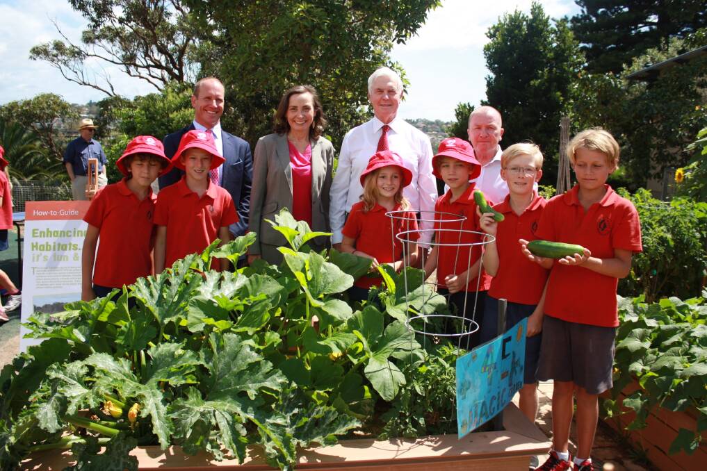 PIEF chief executive Ben Stockwin, Landcare Australia chief executive Tessa Jakszewicz , Major General Michael Jeffery and relieving principal Kevin Gallagher with children from Beauty Point Public School.