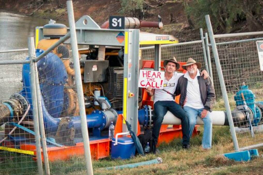 Country music superstar Luke O'Shea and his father, Rick, are locked on to a pump drawing water from the Namoi River to wash coal.