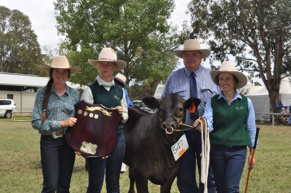  Chelsea Peacock and Lauren Moody, Saint Johns College, Dubbo, judge Bob Watts, Bob Watts Livestock, Harden, and Annika Whale, Williams River Cattle Co, with the grand champion steer on the hoof, a Limousin/Murray Grey bred by T. and J. Morton