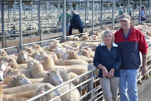 Lola O’Rafferty, “Kelvin Grove”, Old Junee, achieved the top price of $204 at the April 23 Wagga lamb sale, for her second-cross lambs. She is pictured with Mick Heijus, Junee. 