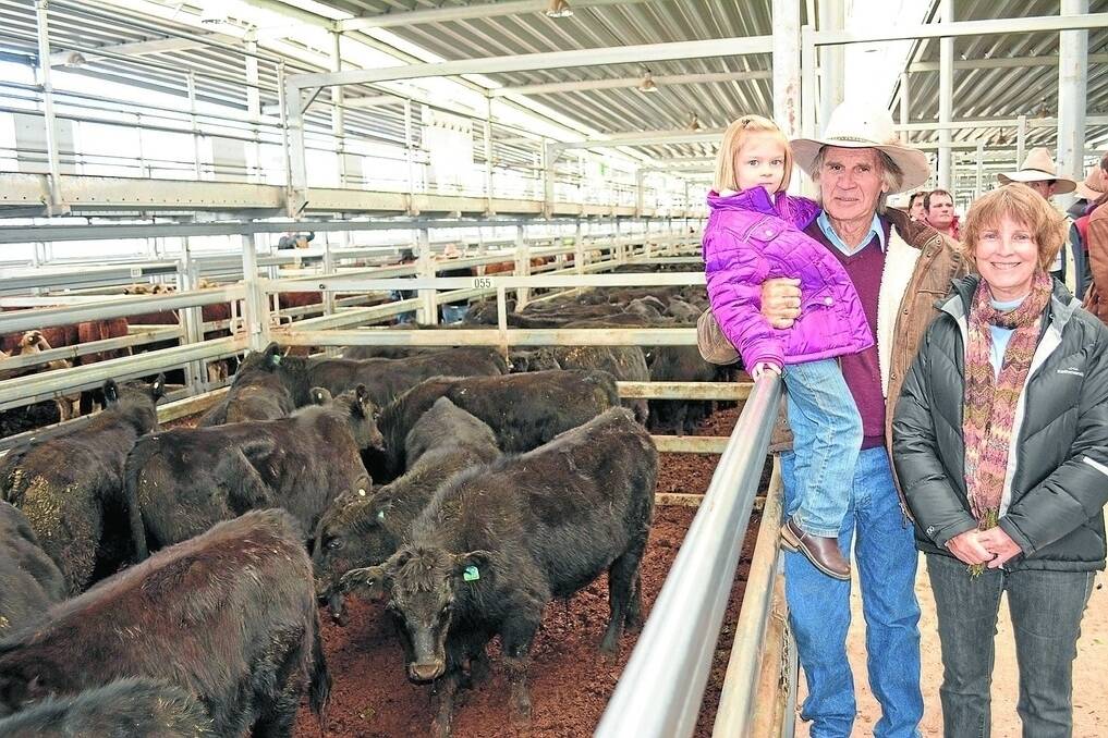 Norm and Cheryl Blacker, “Peppercorns”, Bungowannah, Victoria, with their granddaughter Imogen Strachan, offered 20 Angus steers, nine to 10-months-old and were Scotts Angus-blood, and sold from $890 to $915 (276c/kg to 278c/kg).