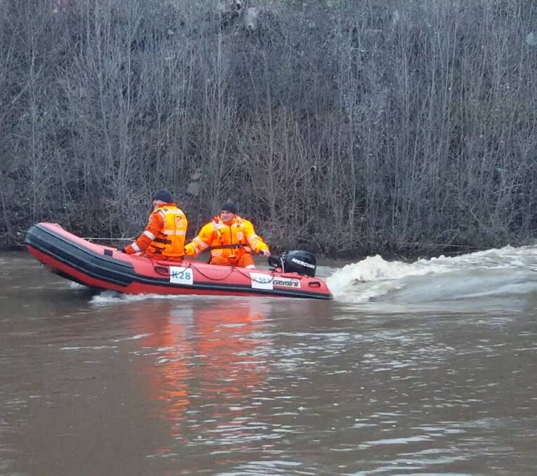 RESCUE CREWS: Bathurst SES members undertaking flood rescue training on the swollen Macquarie River. 071916ses1