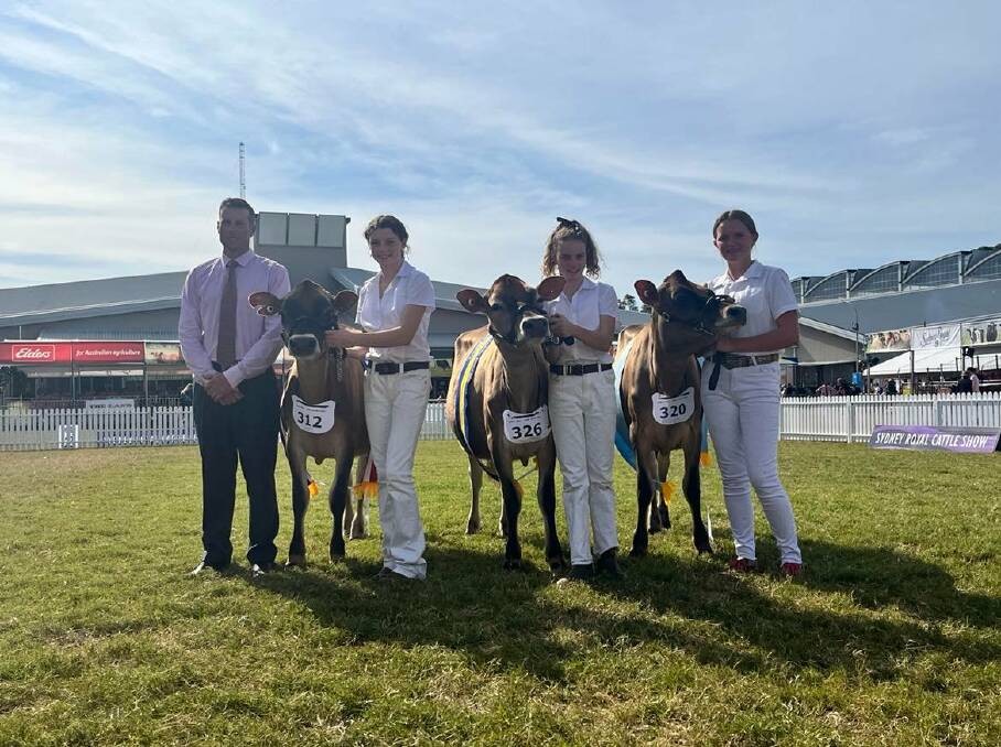 Judge Matt Templeton, Tarwin, South Gippsland, Vic, Matilda and Indiana Cole, Liddel, Wagga Wagga, with their prize-winning Jersey heifers and Ella Wilson, Tamworth, with Shirlinn Jamie Zara, which received an honourable mention in the class. 