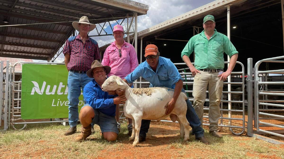 The $6600 ram with buyers Jukes family, vendor Wayne Dingle, and Nutrien's Gus Foott. Photo: Supplied