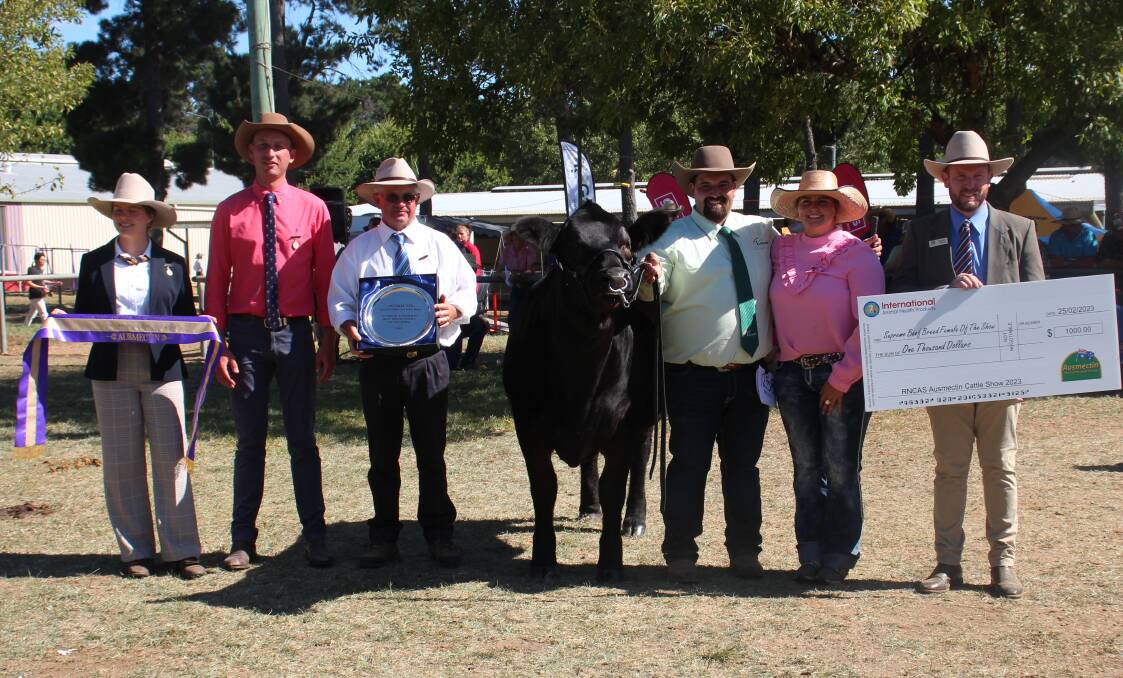 The champion of champions female with judges Amy Birch, Sam Hunter, and Gerald Spry, Shaws Livestock's Nick Bryne-Quinn and Indi Hilder, and Shannon Lawler. 