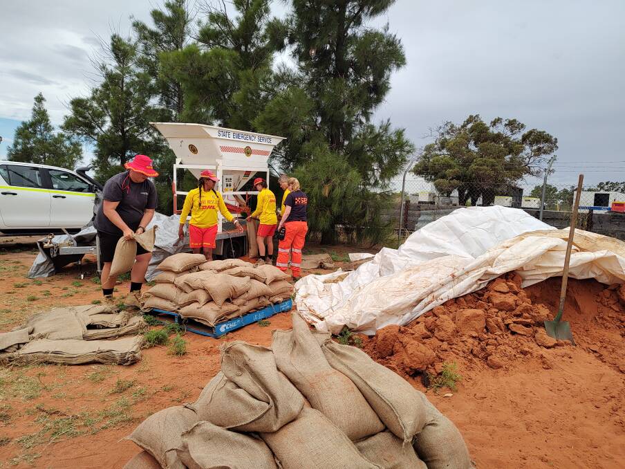 State Emergency Service volunteers sandbagging low lying towns along the Menindee Lakes. Picture by NSW SES.