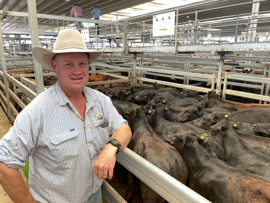 Andrew Warden, Garvin and Cousens, Tamworth with a pen of 28 Angus steers offered by David Webeck, Gloucester, that made $1030.