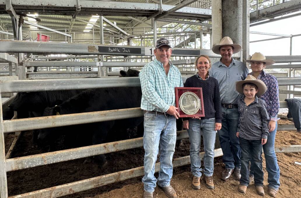 Elliott and Tash McKinnon, Dales Angus, Merriwa, who bred the sire of the champion pen offered by Marina Seven Holdings Pty Ltd, Timor, with the judge Stephen Gill, Audrey and George Gill, Alexander Downs, Merriwa. Picture supplied