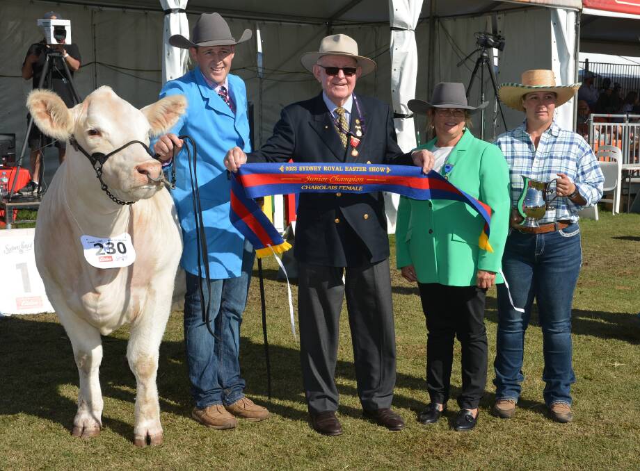 Harris Thompson, with the junior champion female, Venturon Starstruck 157S, RAS councillor Gerry Anderson OAM, judge Kirrily Johnson-Iseppi and Casey Wieck, Myall Creek.