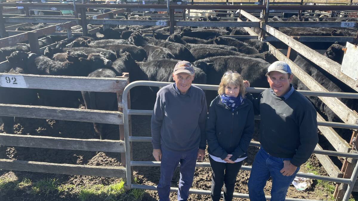 Robert, Joan and Guy Laurie, Ballallaba, with their pen of 21 Angus heifers sold for $820. Picture by Alexandra Bernard.