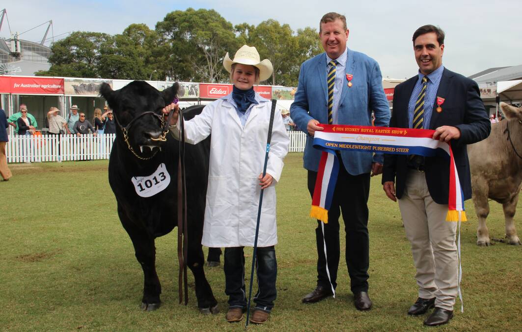 Britney Tarrant, Armidale Secondary College, ALPA president Peter Cabot, and Ben Hindmarsh, Southern Highlands, with the champion middleweight steer. Picture by Alexandra Bernard. 