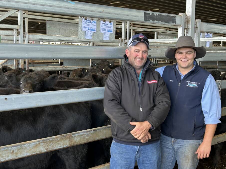 Vendor Andrew Hall, Five Bears Pastoral Co, Parkes, with his 24 Angus/Limousin steers, 278kg, sold for $1070, and Kevin Miller Whitty Lennon and Co agent Ryan Browne. Photo supplied by KMWL. 