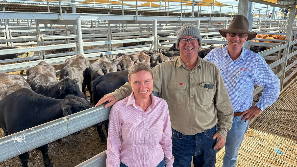 Buyers Helen and Warren Crittle, Springdale, Spicers Creek, with Plasto and Company Livestock and Property director Ross Plasto, Wellington, bought 11 Angus cows with calves for $2200 a unit at Dubbo on Friday. Picture by Elka Devney.
