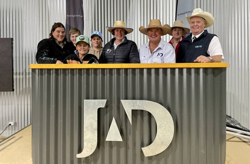 Buyers Lashay Tricker, Jackson Marshall, 14, Nicky Reeves and Lachy Marshall, 11, of BenBullen Speckle Park, Boisdale, Vic, Amy and Justin Dickens, JAD, Yeoval, Nick Fogarty, Bowyer and Livermore, and Brian Leslie, Dairy Livestock Services. Picture by Rebecca Nadge. 