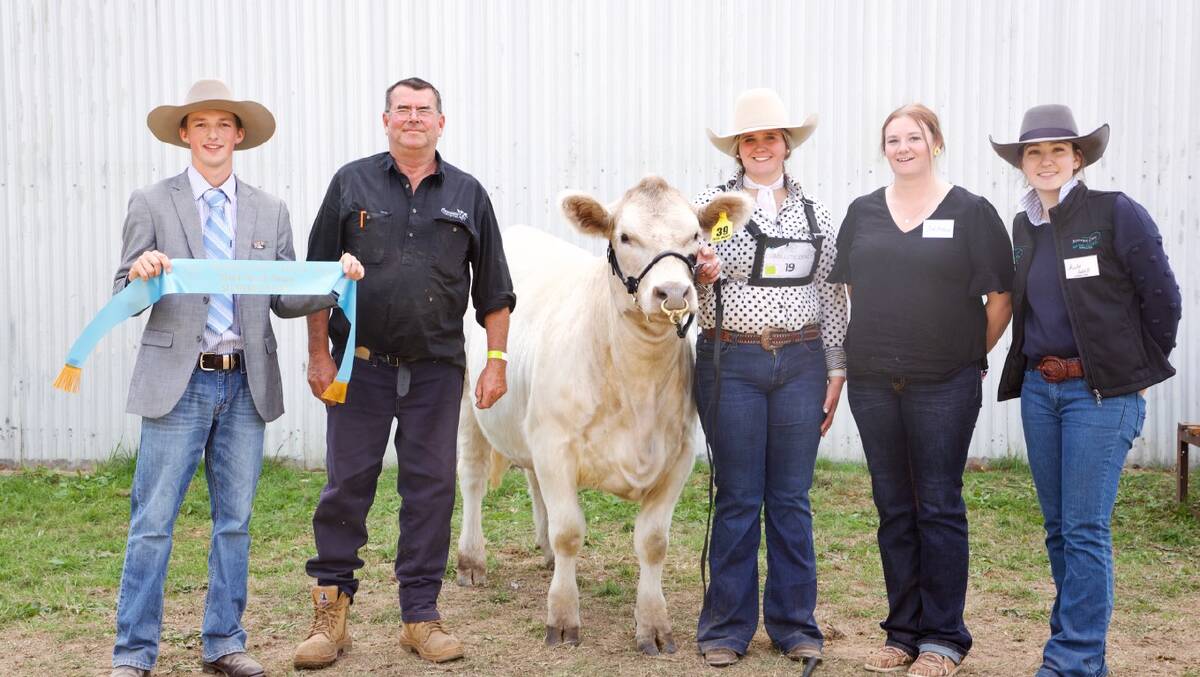 Murray Grey Youth supreme exhibit Carrsview Miss Jeanette T69, Lachlan McLauchlan, Mortlake, Vic, Neil Carr, Carrsview Murray Greys, Mount Tarrens, SA, Charlotte Dendy, Junee, Rebekah Branson, Stockport, SA and Katie Sutcliffe, Murray Grey youth president. Photo by Shelly B Photography. 