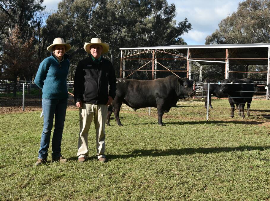 Rennylea stud principal, Ruth Corrigan, with Peter Goldbolt, Nutrien Ag Solutions, and one of the equal top-priced bulls, Rennylea S690, purchased by Consolidated Pastoral Company, Brisbane. Picture by Helen De Costa. 