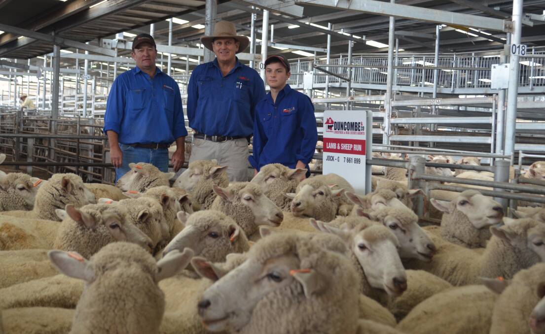 Agent Jock Duncombe, Crookwell, SELX manager Rick Maslin and Harry O'Brien, Duncombe and Co, Crookwell with the best presented pen of one and half ewes sponsored by Zoetis Startek. The pen of 100 October-shorn ewes offered by Glen Erin Partnership sold for $268.