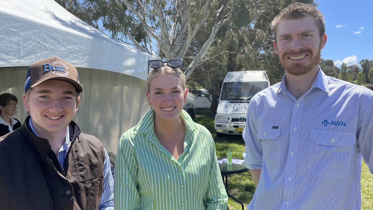 Supporting the Henderson family - Tom and Emily Anderson, Yass, chatting with Andrew Holgate, Australian Wool Network, Yass.