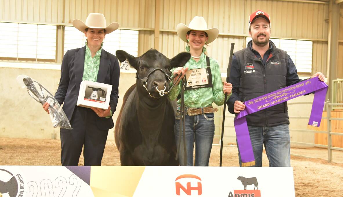 Judge Kate Schoen, Aarden Angus, Corowa, with the grand champion parader Miley O'Brien, Orange, and Angus Australia extension manager Jake Phillips, Naracoorte, SA. 