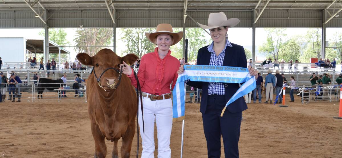 Sarah Randle, St Joseph's High School, Aberdeen, with the 15 years age division judge Kate Schoen fo Aarden Angus and Schoen Pastoral, Corowa. 