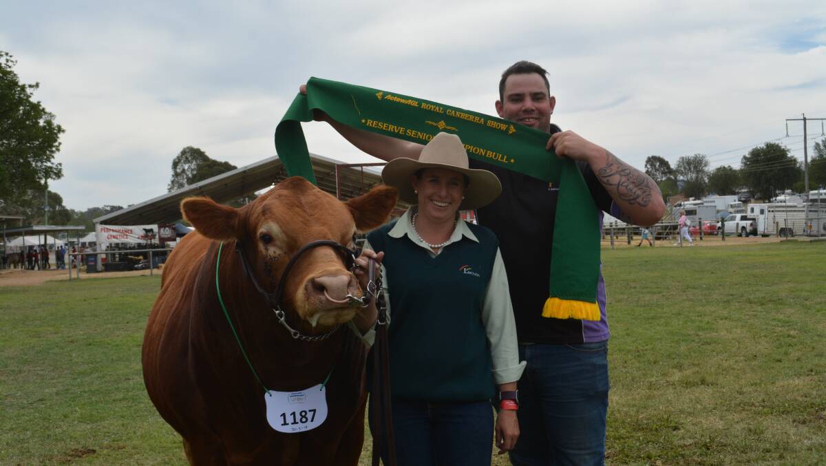 Kylie Jonkers of Kyanne Limousin stud, Cowra, received reserve senior champion bull with her rising two-year-old Kyanne Pope. Pictured with Jordan Ridge of Mystic Ridge Limousins. 
