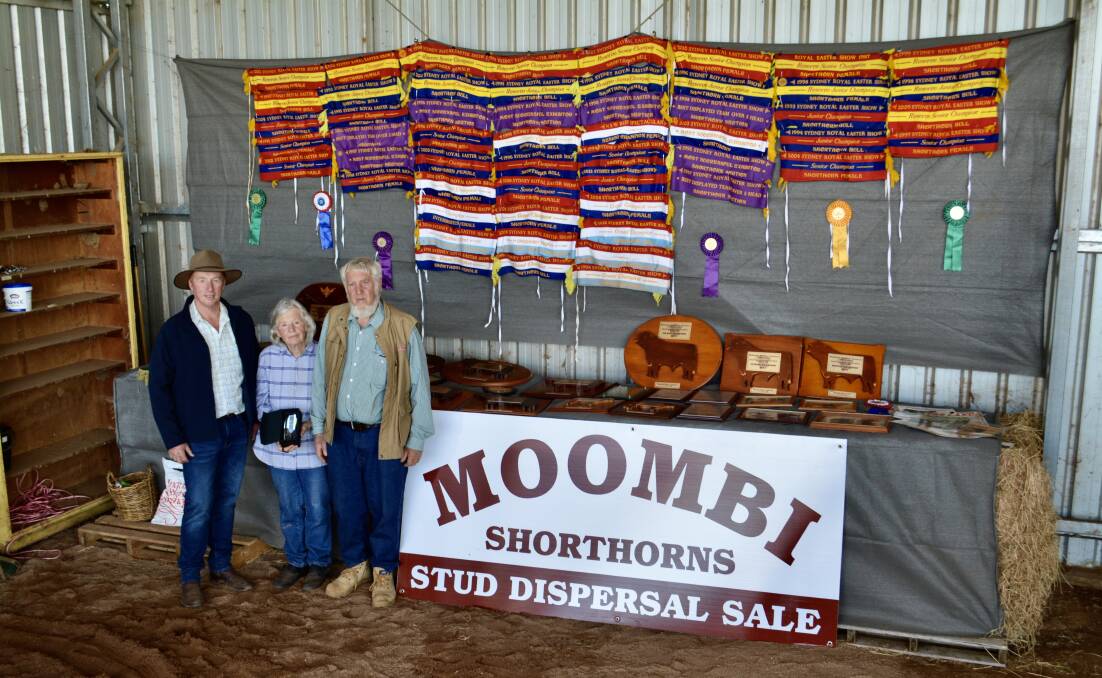 Shorthorn Beef president Chris Thompson, Bayview Shorthorns, Yorketown, SA, with Sonya and Lester Job, Moombi Shorthorns, Yeoval, and the president's award Mr Job received. 