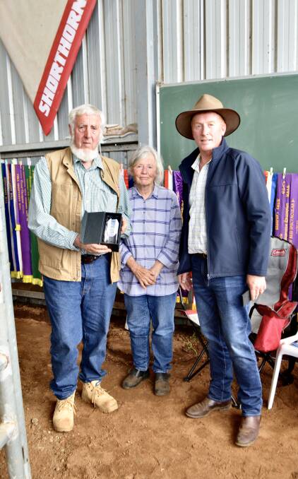RECOGNITION: Lester and Sonya Job, Moombi Shorthorns, Cumnock, with Shorthorn Beef president Chris Thompson of Bayview Shorthorns, Yorketown, SA. 
