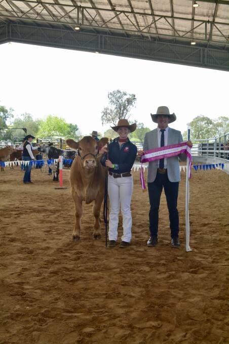 The 16 years champion Zoe Rudder, Calrossy Anglican School, Tamworth with judge Sam Parish, KMWL and Mass Genetics, Forbes. 