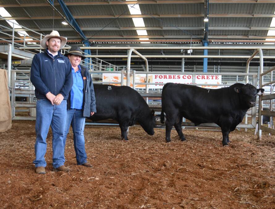 Kevin Miller Whitty Lennon and Co auctioneer Luke Whitty, Forbes with Moogenilla stud principal Sarah Wrigley, Condobolin. 