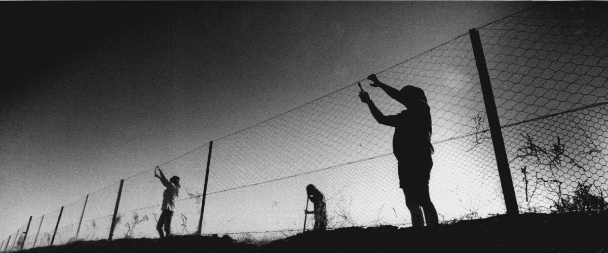 October, 1993: Fence overseer Len Dixon, 48, with his daughter Sharon, 24, a boundary rider on the fence - repairing a section of the fence near Smithville. (Photo by Greg White/Fairfax Media).