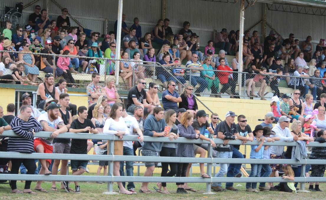 The crowd at the 2017 Taree Show. Photo by Scott Calvin. 