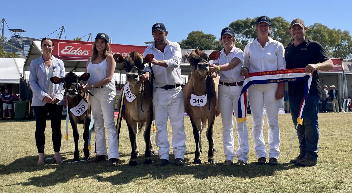 Judge Lisa McKay, Irrewillipe, Vic, Katrina Cochrane (leading Parrabel Vip Flawless), Geelong, Vic, Todd Wilson (leading Shirlinn Air Goldfinch), Westdale, Rebekah Love (leading Impression Victor Olive), Lyndsey and Mitchell Flemming, Newry, Vic. Picture by Hayley Warden
