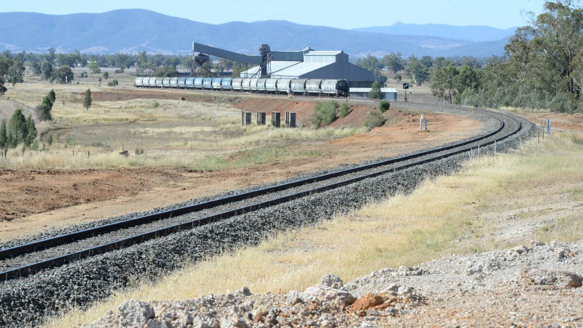Despite NSW Farmers issuing a statement on Tuesday that "more than 120 landholders unanimously called for an independent inquiry into the selection of the inland rail route between Narromine and Narrabri", farmers present say the vote wasn't unanimous.