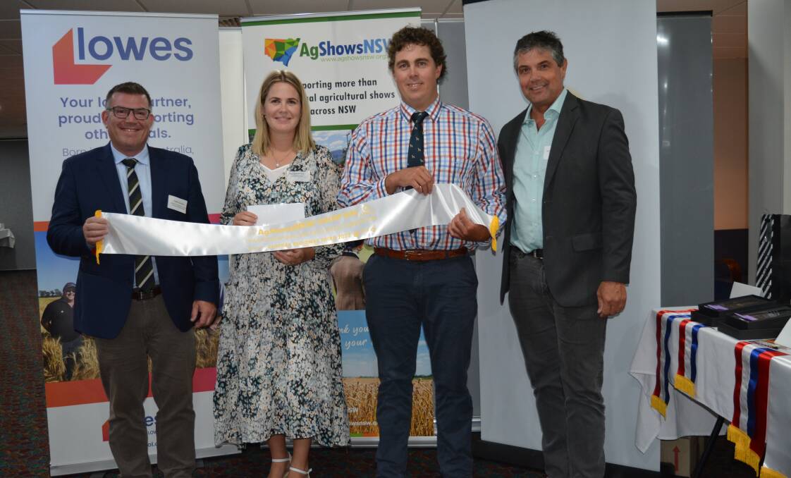 Minister for Agriculture Dugald Saunders presents Georgina and Tom Simson, Quirindi, with third in the central region, and Suncorp's Ivan Truscott, Dubbo.