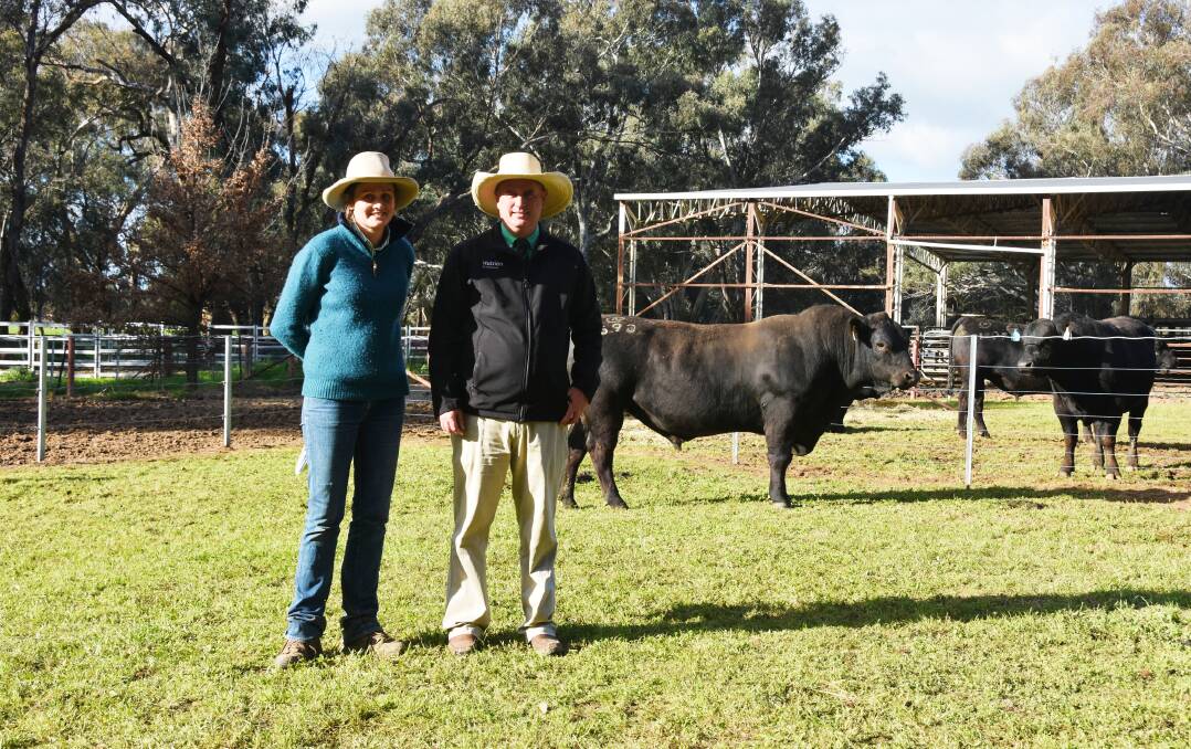 Rennylea stud principal, Ruth Corrigan, with Peter Goldbolt, Nutrien Ag Solutions, and one of the equal top-priced bulls, Rennylea S690, purchased by Consolidated Pastoral Company, Brisbane. Picture by Helen De Costa.
